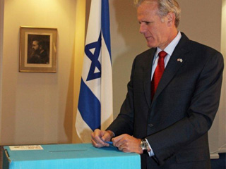 Michael Oren Votes at the Embassy